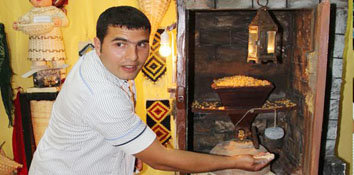 Değirmen maketi ile elektrik üretiyor