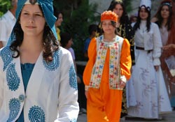 Fuarda yöresel kıyafet defilesi