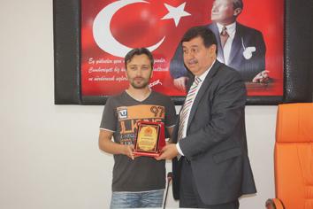 Başkan İkiz'den basına plaket
