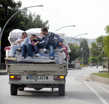 Kamyonet üstünde tehlikeli yolculuk