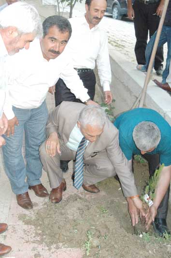 Acar, Asarcık gezisinde ağaç dikti