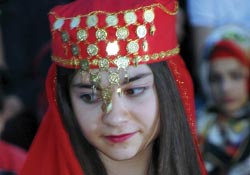 Liselilerden kıyafet defilesi