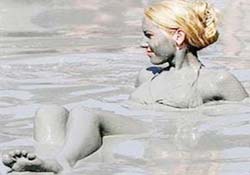 Güzelleşmek için çamura koşuyorlar