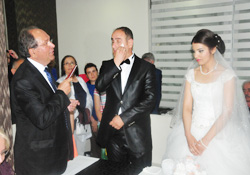 Yağmur gelinle- damadı da vurdu