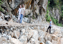 Köy yolu sele gitti