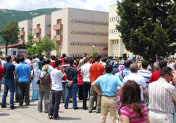 Öğrenciler sınavda, veliler dışarda terledi