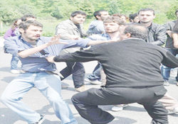 Sen misin Bakan'ı protesto eden!