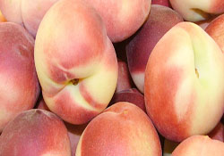 Fiyatlar düşük diye şeftaliyi dereye döktüler