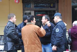 20'ye yakın işyerine girdiler