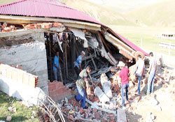 Vali yıkıp geçiyor