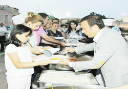 Genç halkın içinde