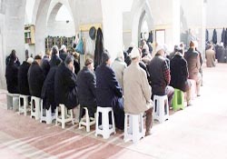 Diyanet'ten sandalyede namaz uyarısı