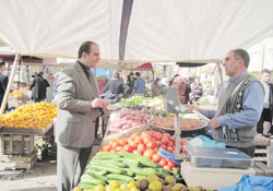 Büyük marketler pazarcı esnafını vurdu