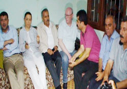 AK Parti ve CHP'liler Alevi aileyi ziyaret etti