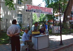 Başkana teşekkür pankartı