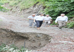 Elmaçukuru'nda hayat felç Demir, çamur içinde poz veriyor