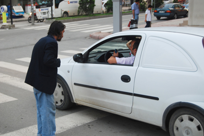 Dilencinin tehlikeli dilenme taktiği