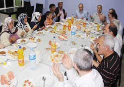 Demir şehit aileleriyle buluştu