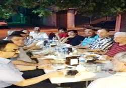 Eski dostlar iftarda buluştu