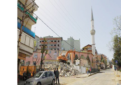 Cami merdiveni çöktü: 13 yaralı