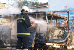 Hurda minibüsü yaktı