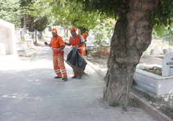 Mezarlar bayrama hazırlanıyor