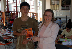 Ayın 'okuyucusu' oğula geçti