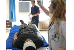 Otomobil çöp kamyonuna çarptı