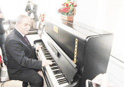 Müzisyen Başkandan resital