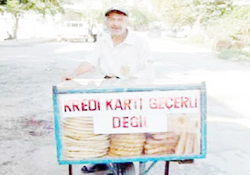 Simit tezgahına 'kredi kartı geçerli değil' yazısı astı