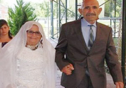 50 yıl sonra gelinlik giydi