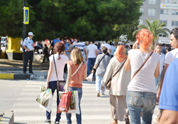 Polis kırmızı ışıkta geçen yayayı affetmiyor