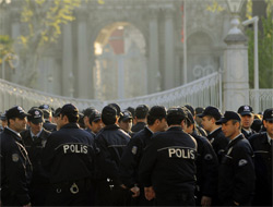 42 Bin Polis kışla yolunda