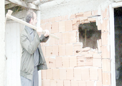 Evi yıkılana hapis şoku