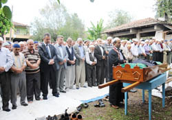 Öztürk amcasını toprağa verdi