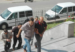 Kaçakçıları cezaevini boyladı