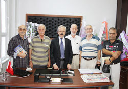 Kendi gibi şair dostlarının sorunlarını dinledi