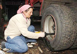 Ev İşlerini Bitirince Eşine Yardıma Gidiyor
