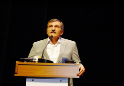 ZEYTİNBURNU MEYDANI KIRMIZI-BEYAZ OLDU