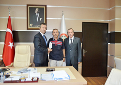 Başkana teşekkür plaketi