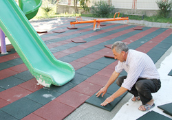 Parklar kauçuk zeminle kaplanıyor