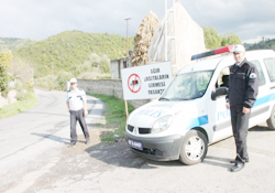 Polisten köprü nöbeti