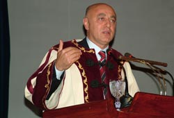 Rektörde başörtüsü tedirginliği