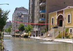 Patlayan boru göle çevirdi