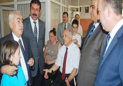 Cemaatten engelli öğrenciye akülü araç