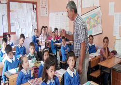 Dört sınıfa tek öğretmen