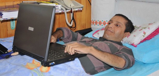 15 yıldır yatağa bağımlı hastanın okuma azmi