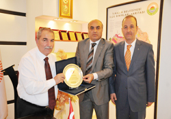 Demirtaş plakete doymuyor!