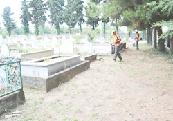 Mezarlıklar bayrama hazırlanıyor