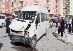 Öğrenci servisi otomobille çarpıştı: 8'i çocuk 10 yaralı